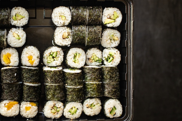 Sushi roll mariscos maki susi salmón atún arroz nori wasabi sésamo comida asiática