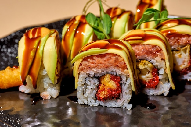 Sushi-Roll mit Thunfisch, Garnelen und Avocado auf einem hellen Hintergrund