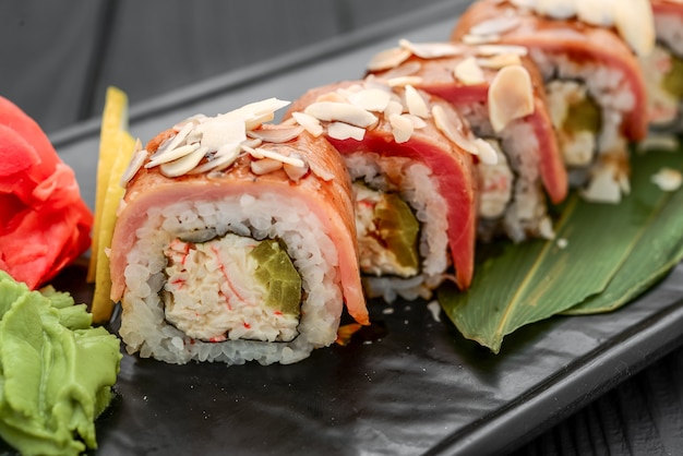 Sushi roll, nigiri, salmão cru, gengibre em conserva