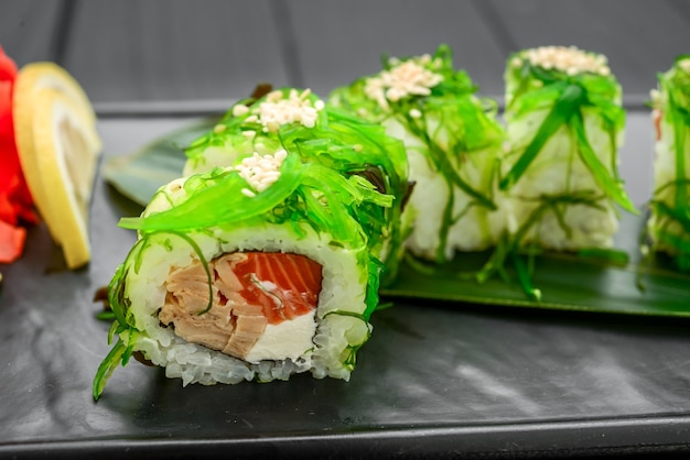 Sushi roll, nigiri, salmão cru, gengibre em conserva