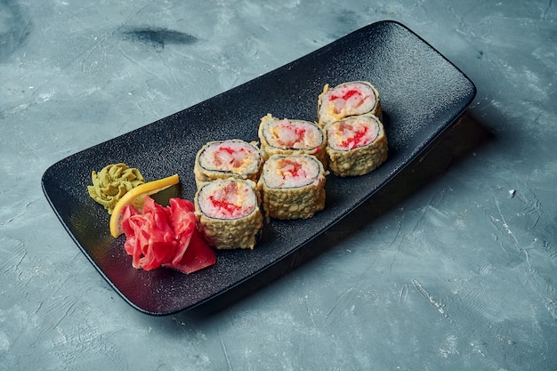 Sushi roll quente em tempura com camarão tigre e caviar tobiko