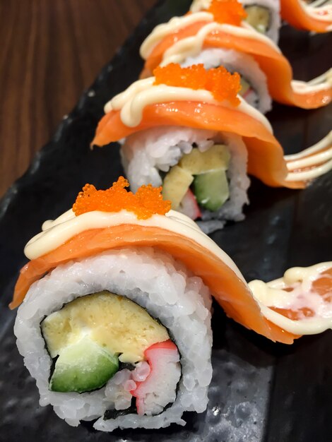 Sushi roll con salmón. comida japonesa