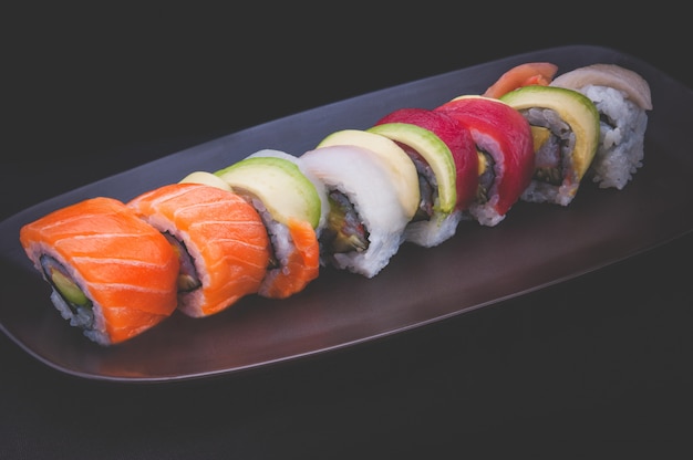 sushi roll con salmón y otros peces.