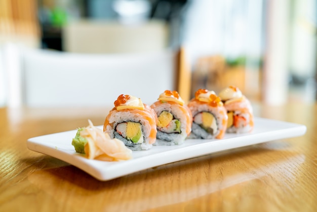 sushi roll de salmón con queso encima - estilo de comida japonesa