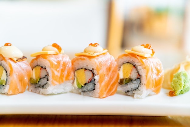 Sushi roll de salmón con queso encima