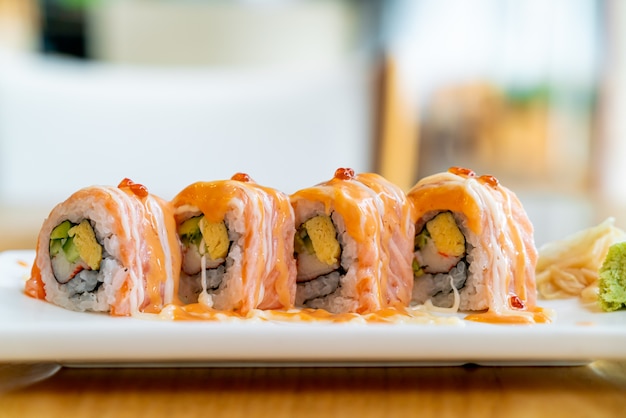 sushi roll de salmón con salsa encima. Estilo de comida japonesa