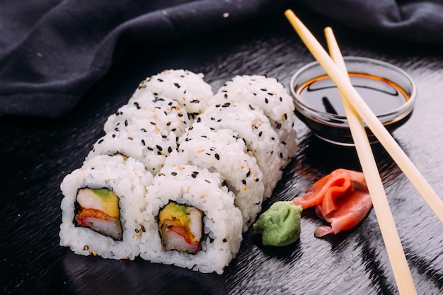 Sushi roll servido com wasabi e gengibre