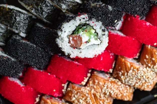 sushi roll set salmão, arroz, atum, nori wakame tobiko caviar lanche fresco