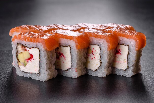 Sushi roll sushi com camarão, abacate, cream cheese, gergelim. Menu de sushi