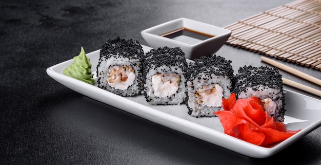 Sushi roll sushi con gambas, aguacate, queso crema, sésamo. Menú de sushi. comida japonesa