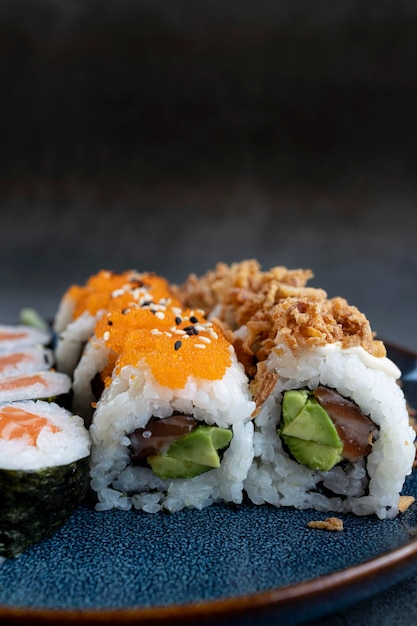 Sushi Roll Sushi mit Garnelen Avocado roter Kaviar Sesam Sushi-Menü Japanisches Essen