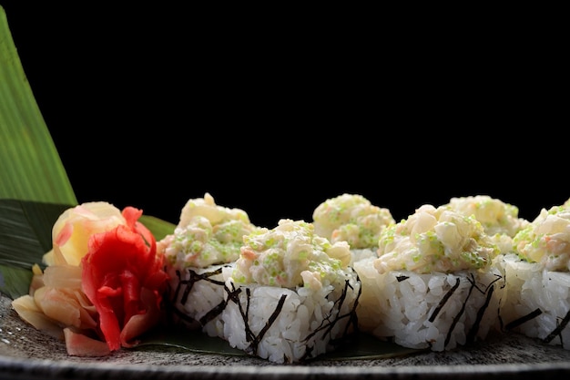 Sushi roll Volcano con wasabi y jengibre