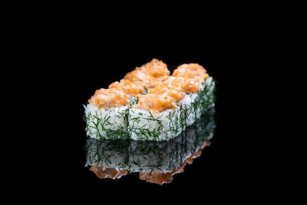 Sushi-Rolle auf einer schwarzen Oberflächenreflexion. Japanisches Essen. Nahansicht.