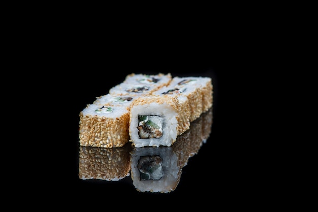 Sushi-Rolle auf einer schwarzen Oberflächenreflexion. Japanisches Essen. Nahansicht.