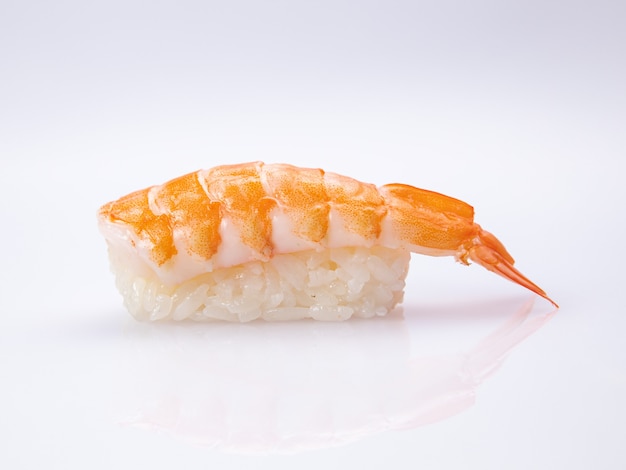 Sushi-Rolle auf weißem Tisch