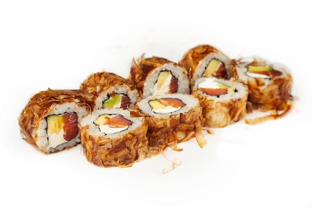 Sushi-Rolle Bonito mit geräuchertem Lachs auf einem weißen Hintergrund