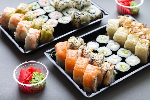 Sushi-Rolle in Plastikbox für Hintergrund zum Mitnehmen