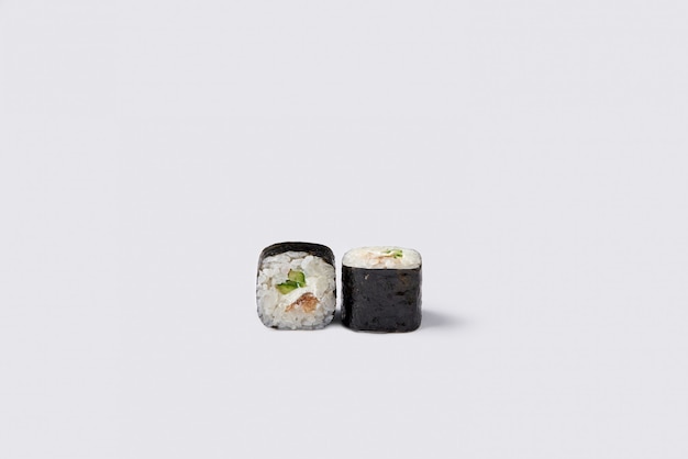 Sushi-Rolle isoliert auf Leerraum