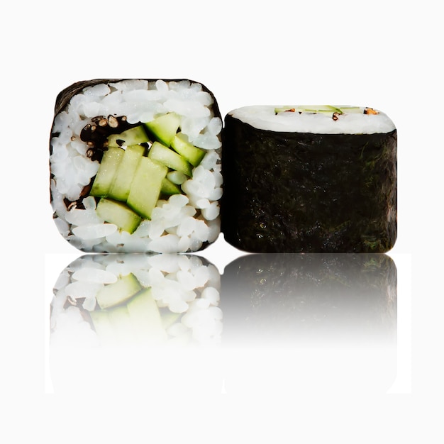 Sushi-Rolle isoliert mit Reflexion.