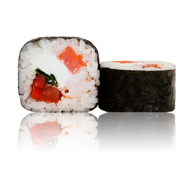 Sushi-Rolle isoliert mit Reflexion.