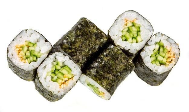 Sushi-Rolle (Kappa-Maki-Rolle) auf weißem Hintergrund