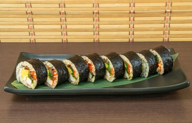 Sushi-Rolle mit Algen, japanisches Essen