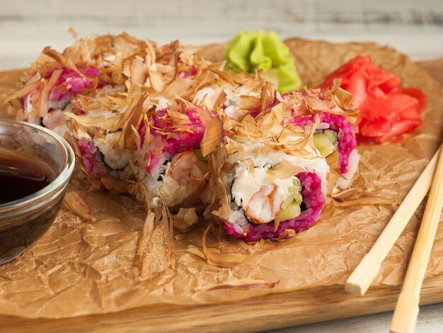Sushi-Rolle mit Garnelen, Frischkäse und Aalschnitzeln.