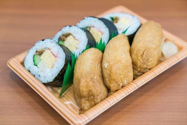 Sushi-Rolle mit gebratenem Tofu