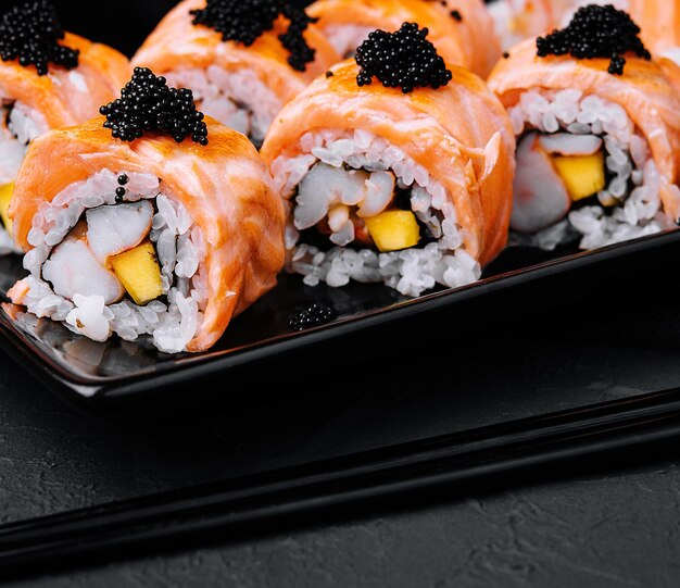 Sushi-Rolle mit gebratenen Lachsgarnelen und schwarzem Kaviar