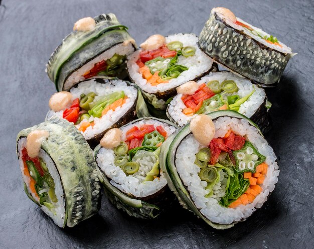 Sushi-Rolle mit Gemüse auf schwarzem Hintergrund Vegetarisches Gericht