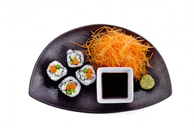 Sushi-Rolle mit Gemüse auf Teller