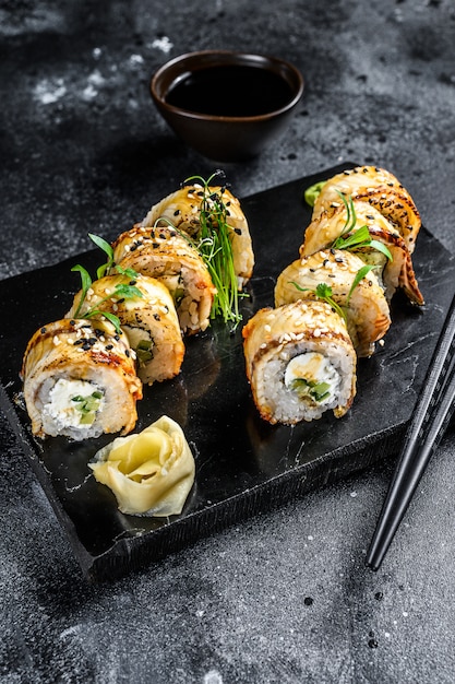 Sushi-Rolle mit geräuchertem Aal und Gurke. Draufsicht