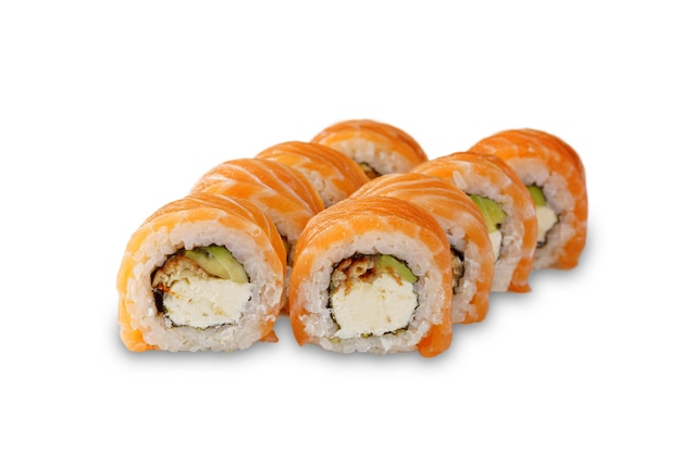 Sushi-Rolle mit Lachs, Aal, Avocado und Philadelphia-Käse. isoliert auf weißem Hintergrund