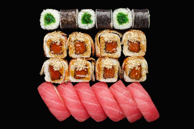 Sushi-Rolle mit Lachs, Aal, japanischer Mayonnaise, Unagi-Sauce, Sesam, Chuka, Reis, Thunfisch-Nigiri