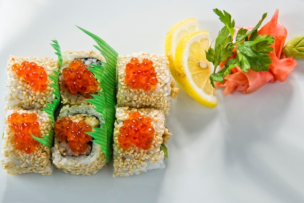 Sushi-Rolle mit Lachs-Garnelen-Tempura.