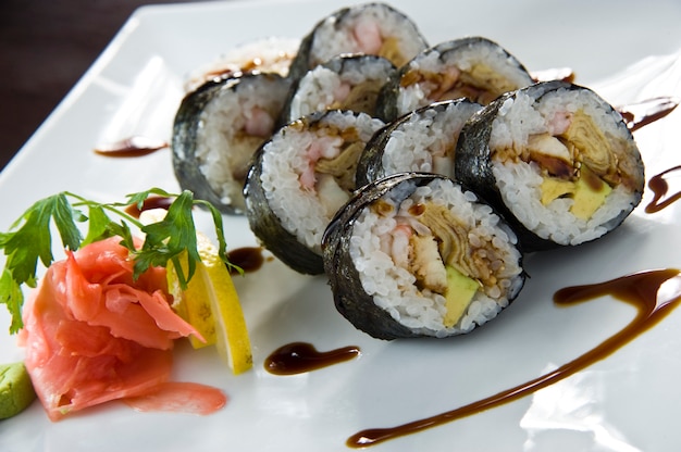 Sushi-Rolle mit Lachs-Garnelen-Tempura.