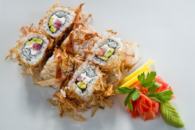 Sushi-Rolle mit Lachs-Garnelen-Tempura.