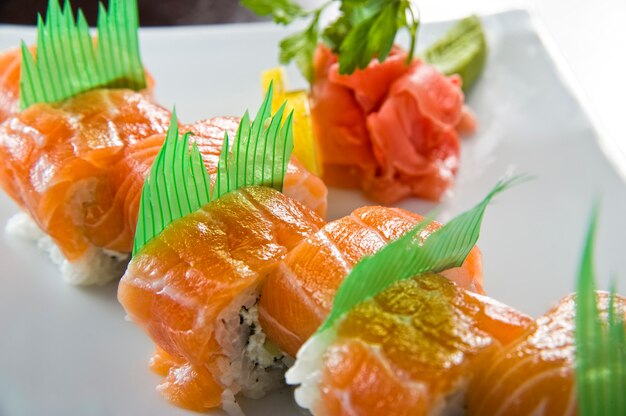 Sushi-Rolle mit Lachs-Garnelen-Tempura.