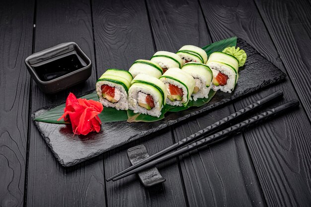 Sushi-Rolle mit Lachs und Frischkäse in Gurke gewickelt