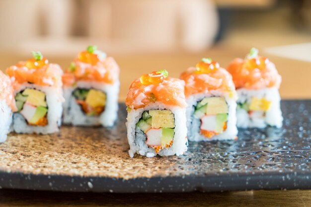 Sushi-Rolle mit Lachs