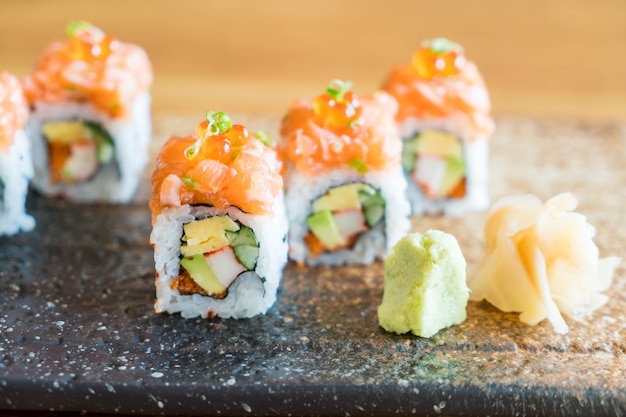 Sushi-Rolle mit Lachs