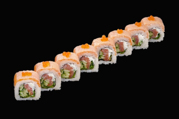 Sushi-Rolle mit mittlerem Lachs, kaltgeräuchertem Lachs, Feta-Käse, Gurke, Salat, rotem Kaviar, isoliert auf Schwarz