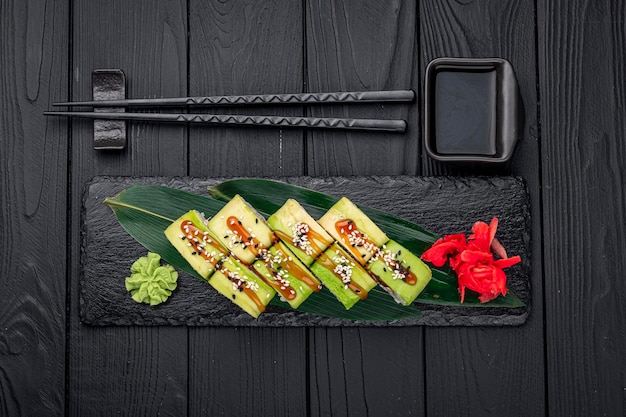 Sushi-Rolle mit Räucheraal-Unagi, umhüllt von Avocado und Sesamsamen