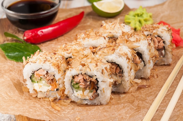 Sushi-Rolle mit Thunfisch-Gurken-Frischkäse in Thunfisch-Chips