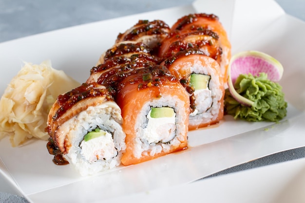 Sushi-Rolle (Philadelphia) mit Lachs, Räucheraal, Frischkäse auf Leuchttisch. Sushi-Menü. Japanisches Essen.