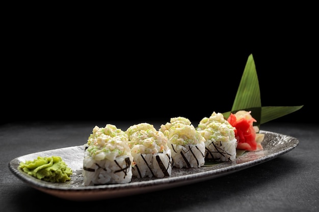 Sushi-Rolle Volcano mit Wasabi und Ingwer