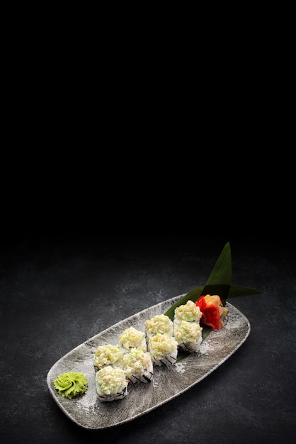 Sushi-Rolle Volcano mit Wasabi und Ingwer