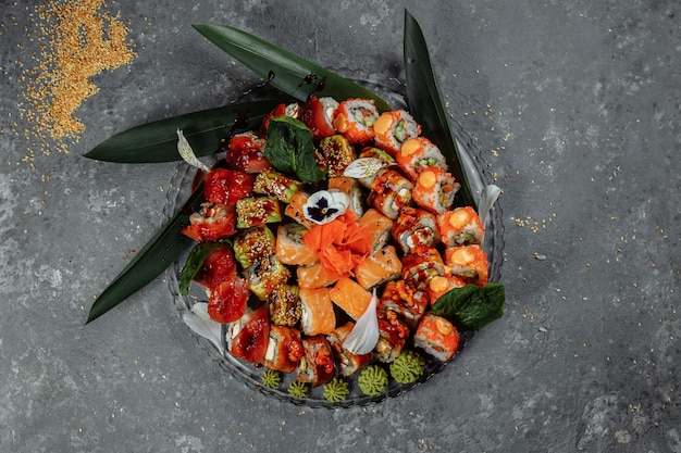 Sushi-Rollen auf einem Kristalltablett