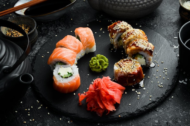 Sushi-Rollen auf einer Steinplatte Japanisches Essen der Nahaufnahme