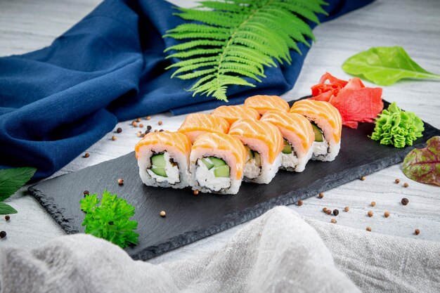 Sushi-Rollen Filadelfia mit Gurke Traditionelle japanische Küche